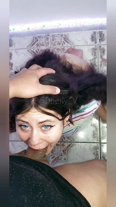 Komşumun üvey erkek kardeşi çok yaramaz, evime geliyor ve yarağımdan tüm dölleri alıyor.