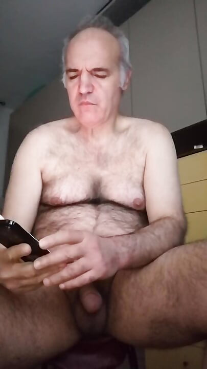 2 Kasım'da yarağımı sıvazlıyorum