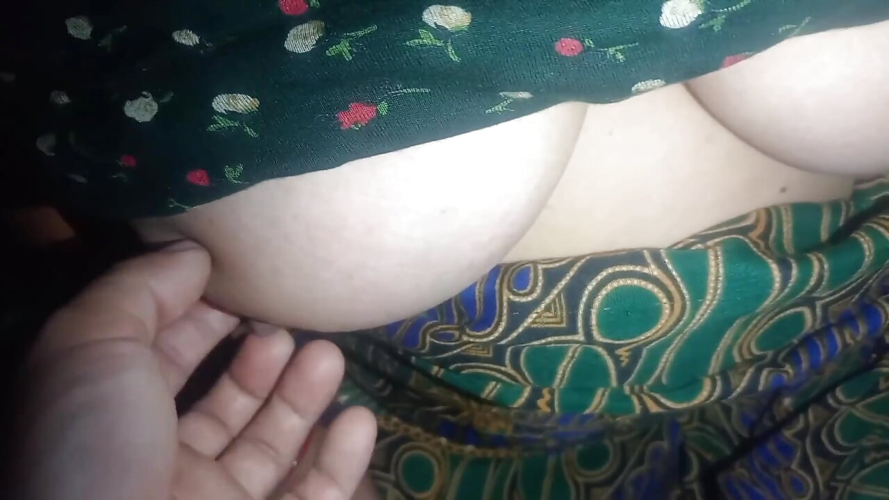 Nepalí con gran agujero negro masturbándose