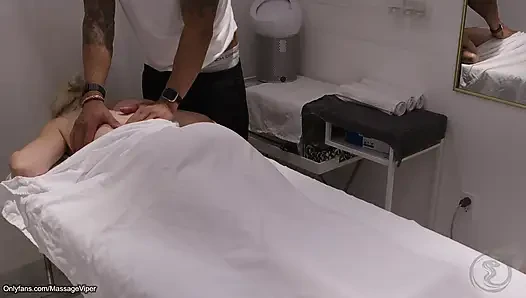 Klient wechselt die rollen und wird zur masseuse!