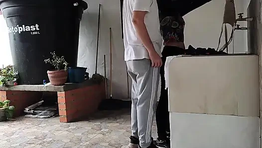 Я трахнул свою соседку, пока она стирала