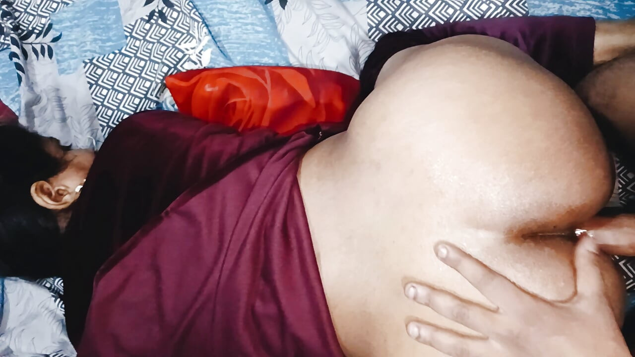 Indijska svastika sa velikim dupetom se jebe intenzivno u doggy style položaju sa jasnim hindi glasom