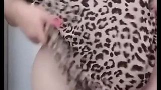 Une bombasse sexy à gros cul montre sa chatte en direct