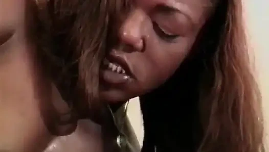 Kontol cowok kulit putih yang lagi sange berat ini dientot habis-habisan sama kontol besar pria kulit hitam