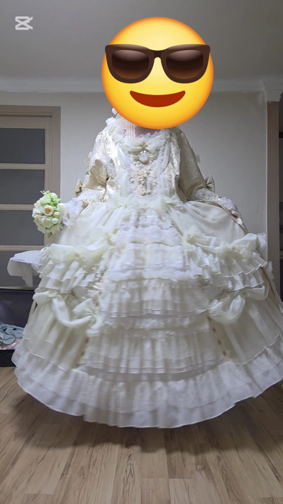 En kvinnaklädd man dansar i klänning.