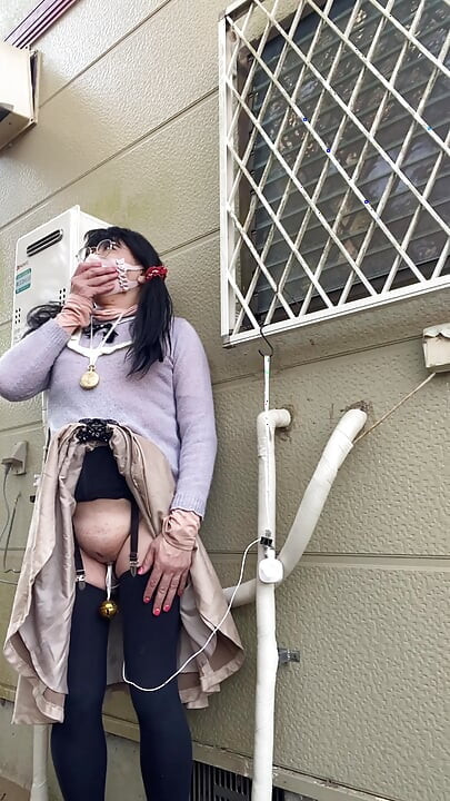 No117 Hiding in the shadow of a neighbor's house and masturbating