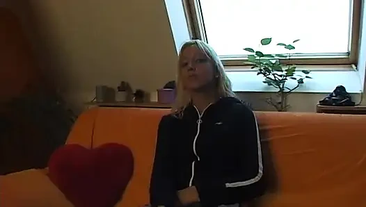 Genç sarışın soyunuyor ve vücudunu gösteriyor