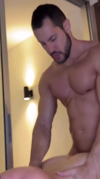 彼氏とルームメイトがセックスしているのを見つけました。ダンカン・セントアンドレア・カストロ。|クリップ1