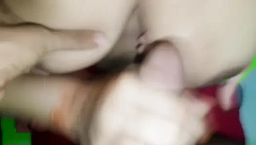 Küçük üvey kız kardeşim Nadiya sert domaltarak sikişmesi için yarağımı götünden istiyor