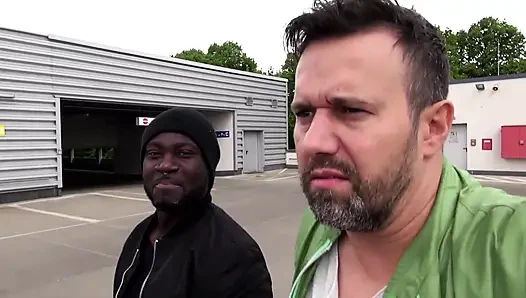 Atemberaubende tätowierte blondine im freien von einem großen schwarzen schwanz gefickt