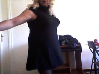 PANTYHOSE ON: SHOWING AND DANCING AT HOME