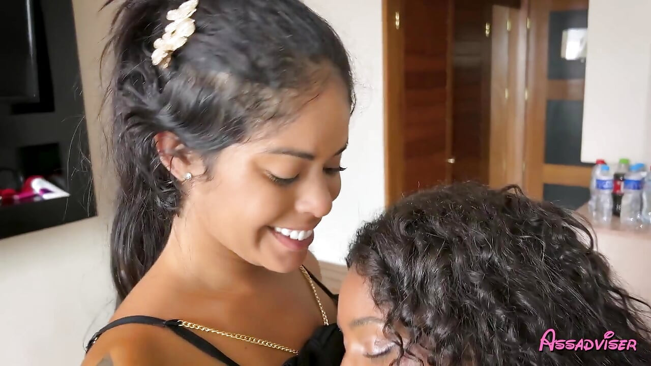 Jasminy Villar y Natasha Rios - fiesta anal completa en primer plano