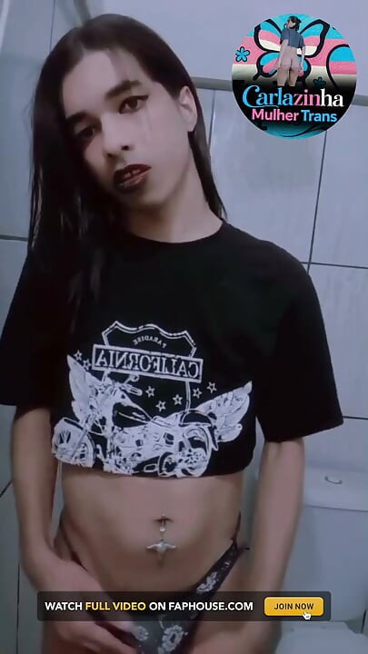 미스 칼라진냐 - 작은 팬티 안에서 뜨겁게 놀며, 빠르게 단단한 음경을 위아래로 움직이고 있다