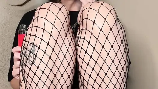 Курит в чулках-сеточках, соблазняя тебя взглядом на мою киску