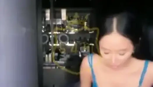 En seksi şaka, ıslak amcığını gösteren yabancının çıplak