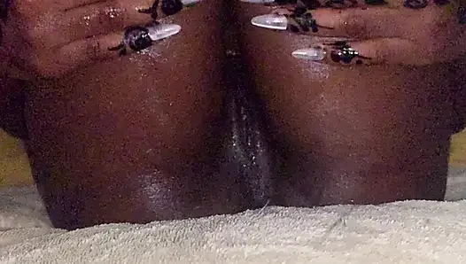 Cewek semok kulit hitam dengan tubuh aduhai lagi asik memijat pahanya yang berlumur minyak dan ngentot memeknya dengan perlahan - close up
