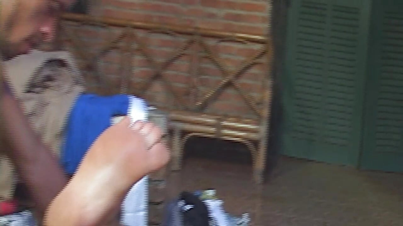 Костюмированная оргия на заднем дворе: маски сходит, и начинается настоящее развлечение