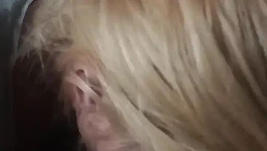 Amateur-ehefrau lutscht großen schwanz und nimmt blowjob in den hals