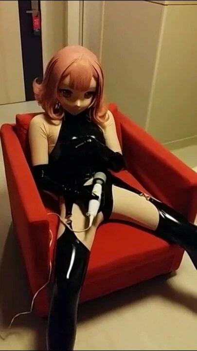 Красотка Kigurumi в латексе вибрирует