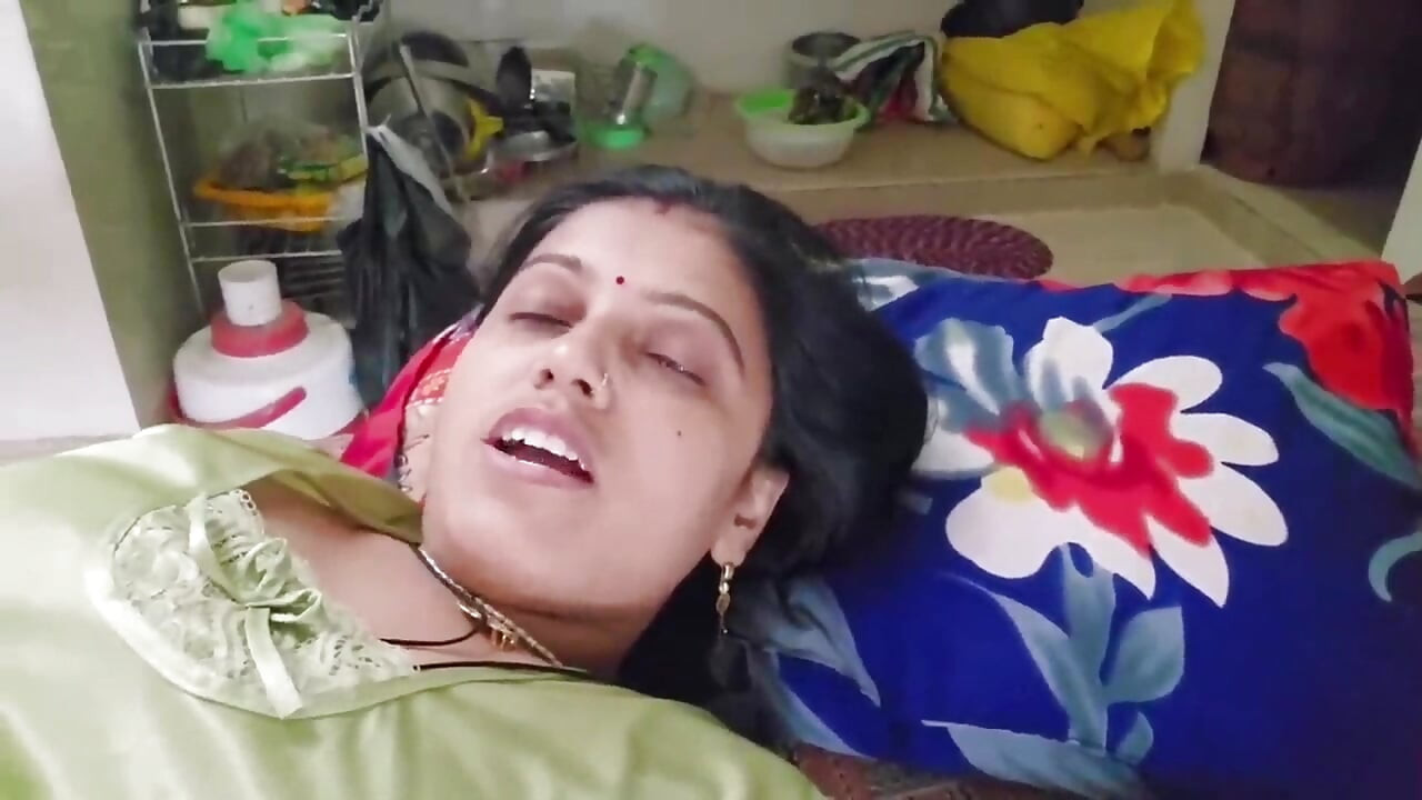 Jija ji ne apne choti sali ki virgin pussy milte hi uski pussy ros nikal diya,pussy ros piya jija ji ne guder ros yammy