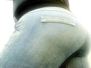 Таня в вузьких джинсах