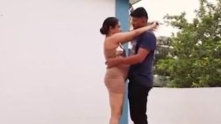 Une indienne indienne baise sur le toit avec son copain