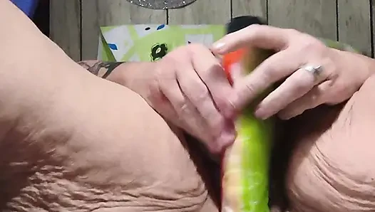 O turuncu dildoyla arka arkaya 10 kez boşalıyor