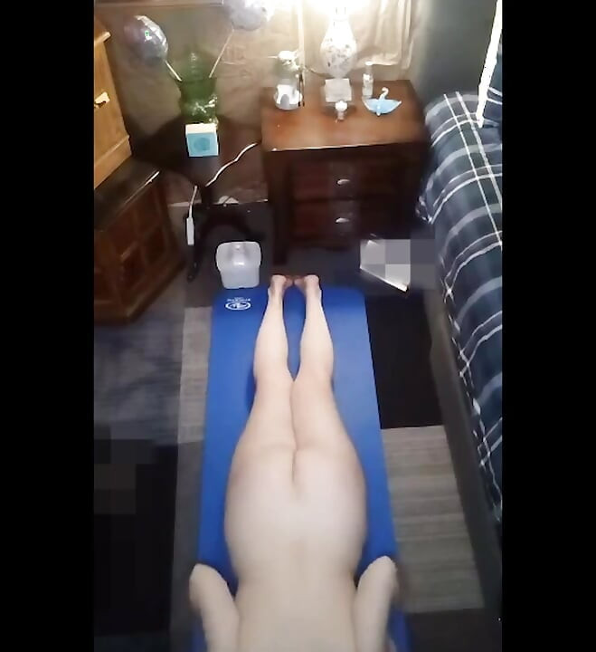 Caliente grandota milf haciendo mis ejercicios de yoga matutino