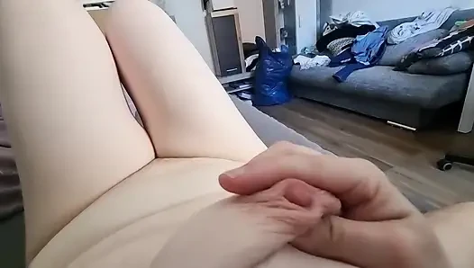 Kurvige Deutsche Freundin masturbiert auf ihrem Bett (pOV)