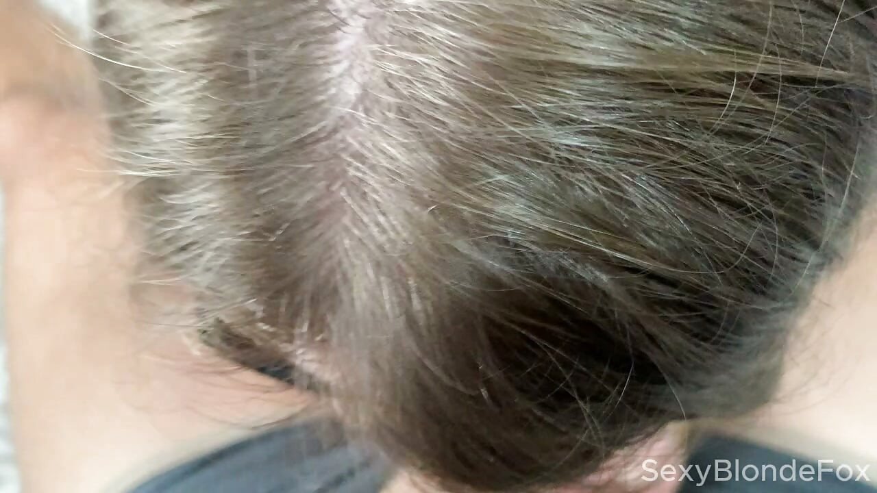Sexyblondefox - blonde en jean, taquinage sur le canapé et scène anale