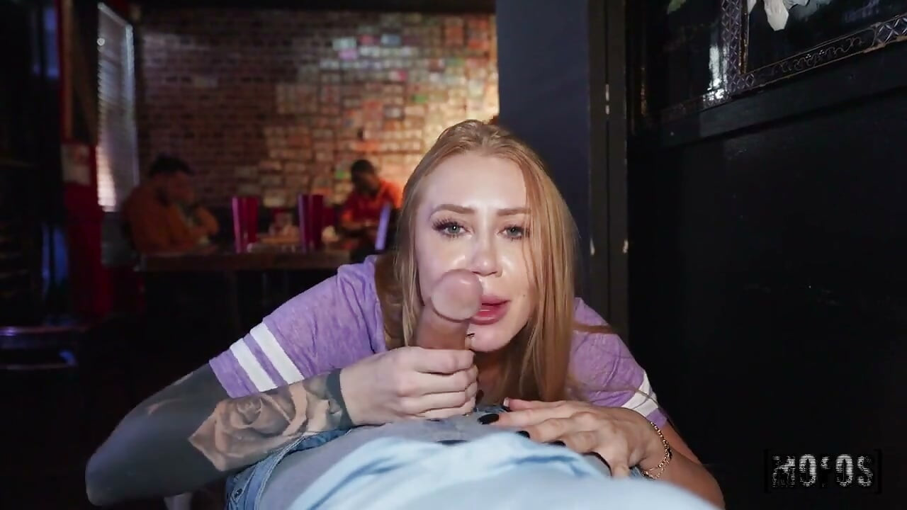Lets Post It - Si blonde comel yang bertatu menunggang zakar sudut pandangan pertama di bar awam