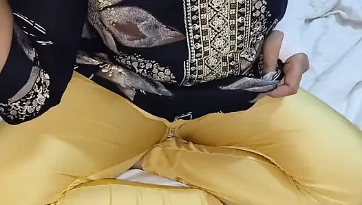 Hintli evli kadın Hasband tarafından sert sikişmeyi bekliyor