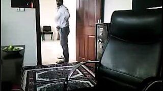 Papi árabe iraquí se emociona en su oficina