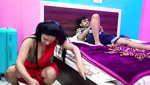 Der Besitzer nahm das Wasser mit Hindi Audio aus der muschi des Zimmermädchens im Desi-Stil