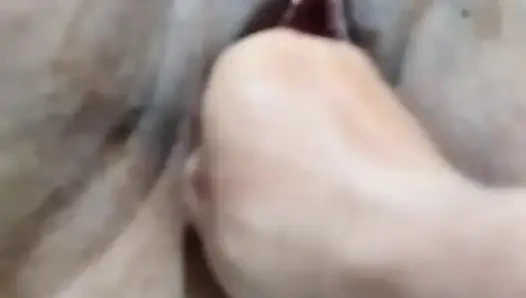 Komşum elini amcığıma sokuyor ve sonunda götümü sikiyor