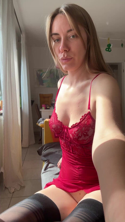 Червона спідниця і сексуальні панчохи 💋