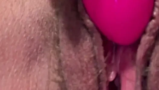 Жена снимает мастурбацию волосатой мокрой киски крупным планом