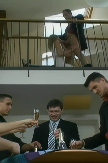 Vintage dögös tinik veszik be az idegen hatalmas farkát és hármasban összeállítás