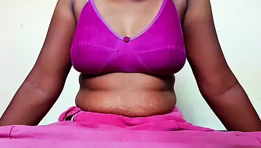 Ammu sutyenini çıkarıyor ve göğüslerinden birini ortaya çıkarıyor 132
