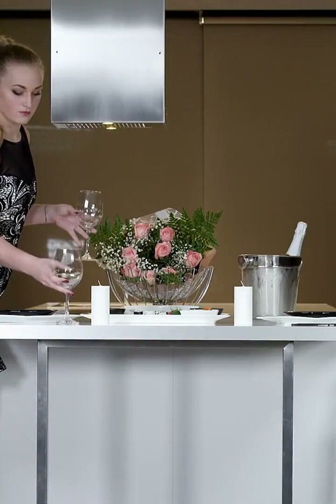 اسکارلت اسکات، یه نوجوان بلوند، تنها و هورنی تو خونه مونده