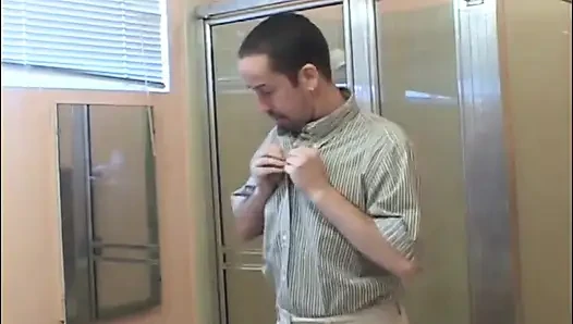 Güzel genç kız ayakla mastürbasyon yapıyor, büyük bir yarağı emiyor ve sikiyor