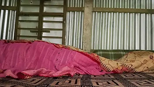 Сводный брат и сводная сестра делят постель