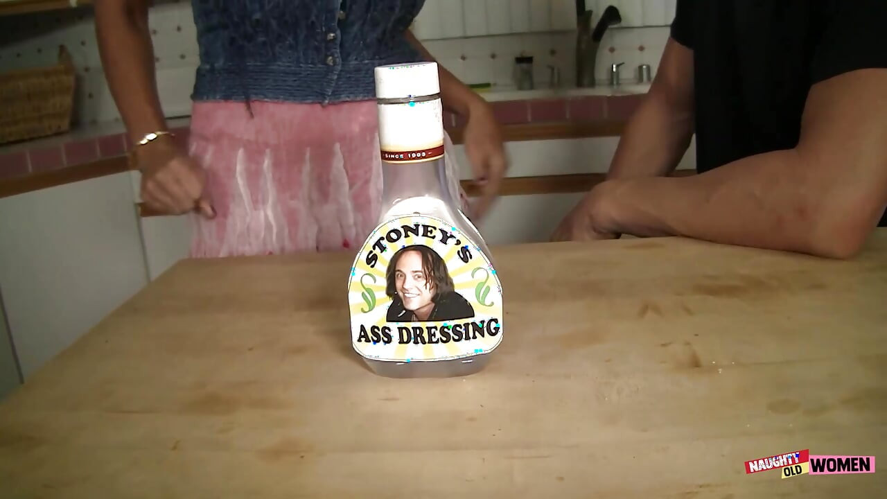 Persia Monir syö palkkamurhaajan persettä ennen kuin hyppää hänen jäykän kullinsa päälle