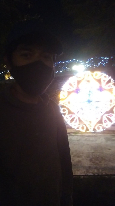 I share with you this video that I filmed in front of the ornament of a sphere of light this Christmas 2025