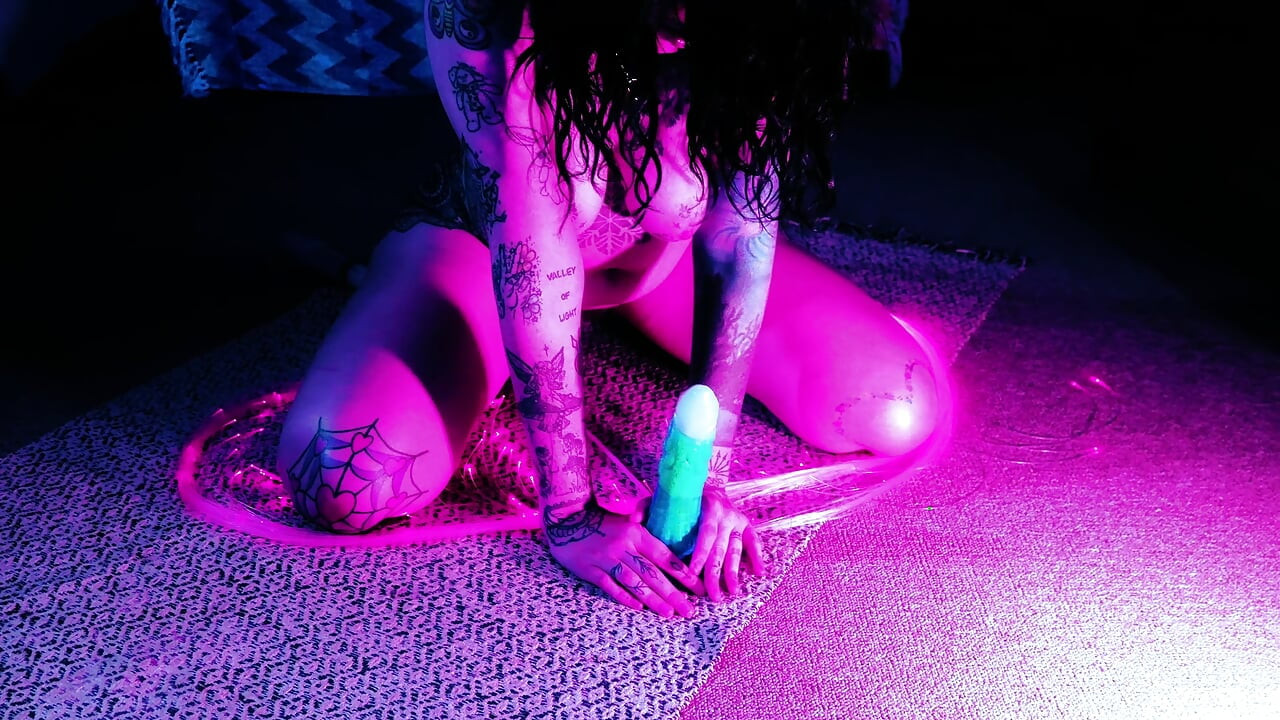 Neon Raver Lays A Clutch Of Eggs In UV Then Pisses: Ovipositor, Egg Play And Watersports Seduction