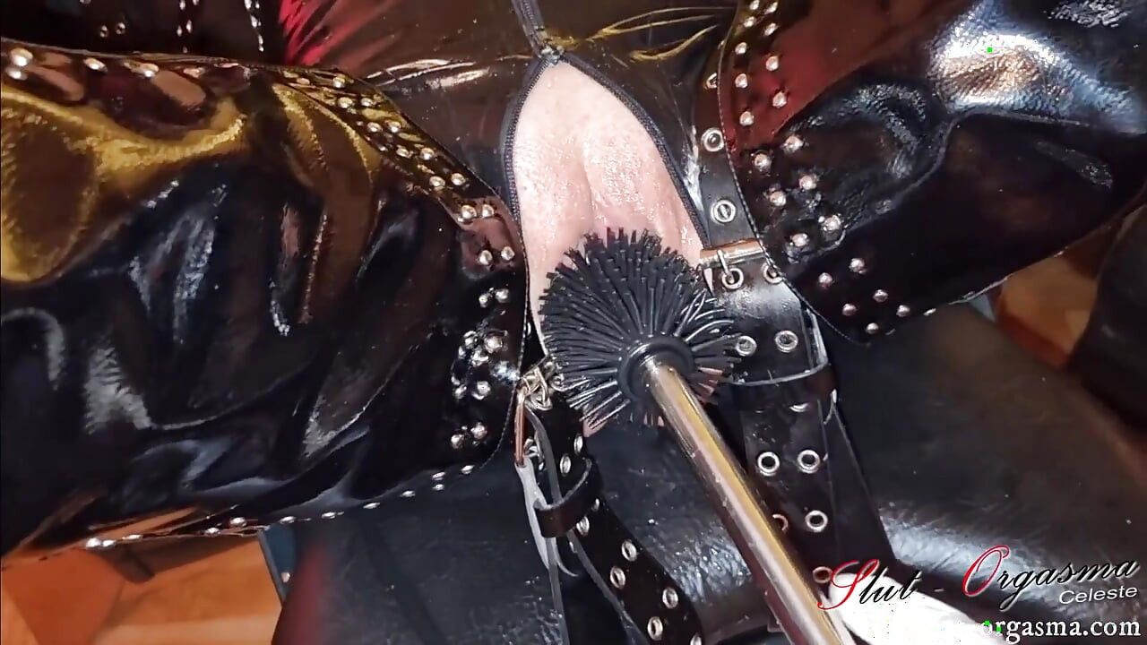 Slut-Orgasma Celeste fucked hard by a equine dildo and a toilet brush