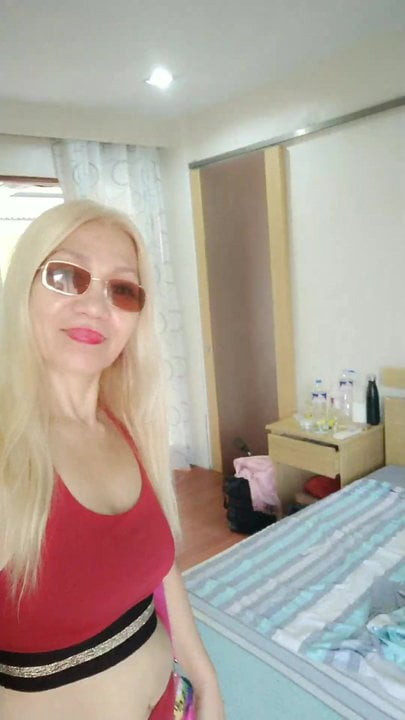EURO BLONDE FITNESS MILF ON VACATION