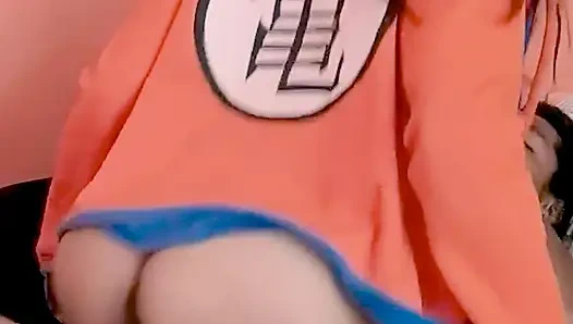 Mexikanische frau mit einer brünette im Dragon-ball-pullover