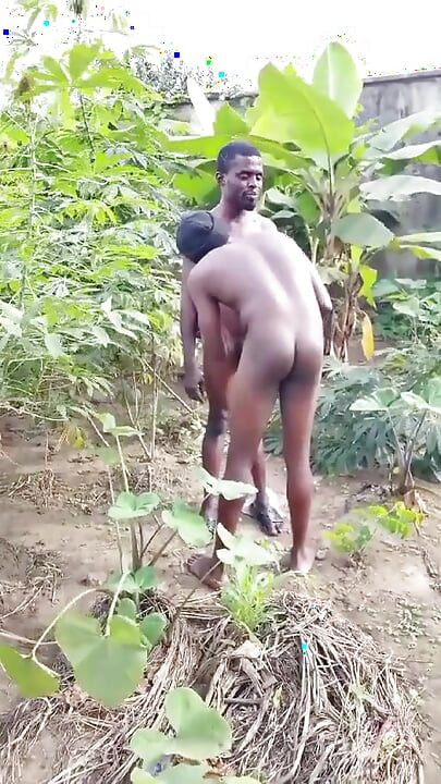Dva Afrikanci, pastiri se u grmlju