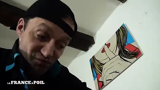 İri göğüslü güzel kızıl saçlı sürtük götünü siktiriyor ve göğüslerine boşalıyor